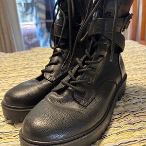 GUESS 11B Women Black Leather Boots NWOT
